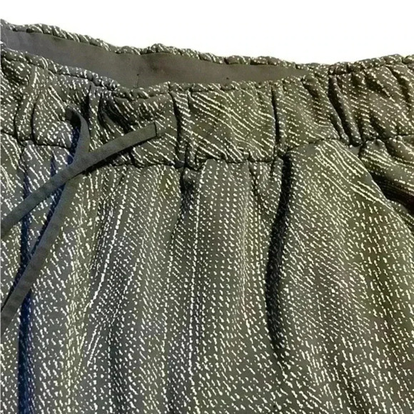 Women’s Lululemon Gray‎ patterned High Waisted Relaxed Crop pants Capris, Sz 10 - Picture 9 of 10